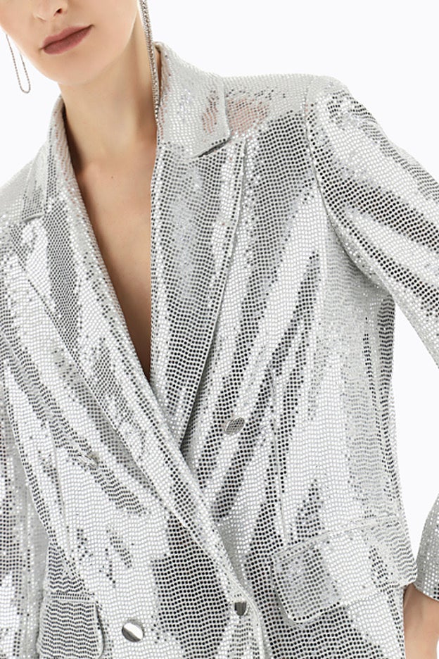 La chaqueta de Please Fashion está confeccionada con hilo de lúrex.