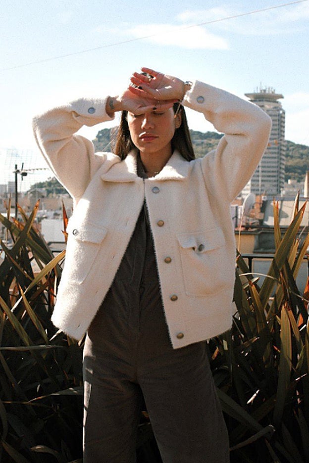 La chaqueta de pelo blanco que lleva María Fernández-Rubíes es de Laagam.