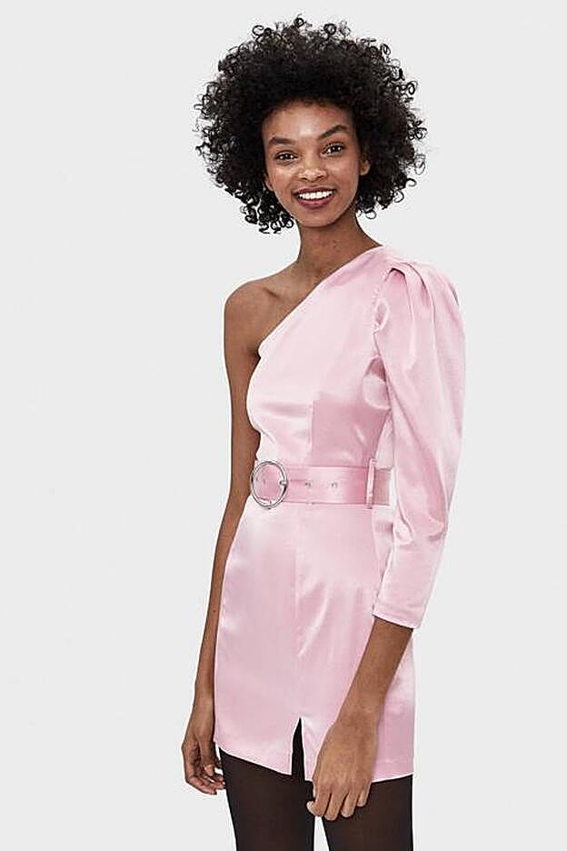 En Bershka apuestan por un rosa bebé con este evstido asimétrico.