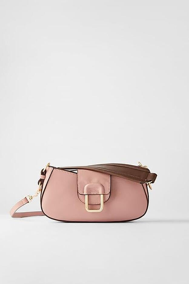 Bolso baguette hebilla rosa pastel de Zara. (25,95 euros).