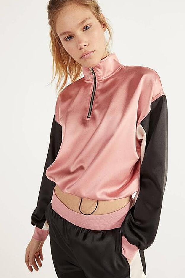 Versión en rosa y negro del chándal de Bershka, ideal para estrenar 2020.