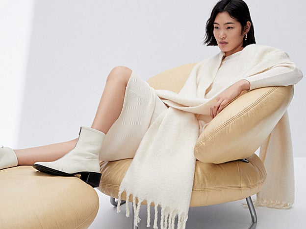 Total look en blanco de Mango: botines, vestido de canalé y bufanda XL.