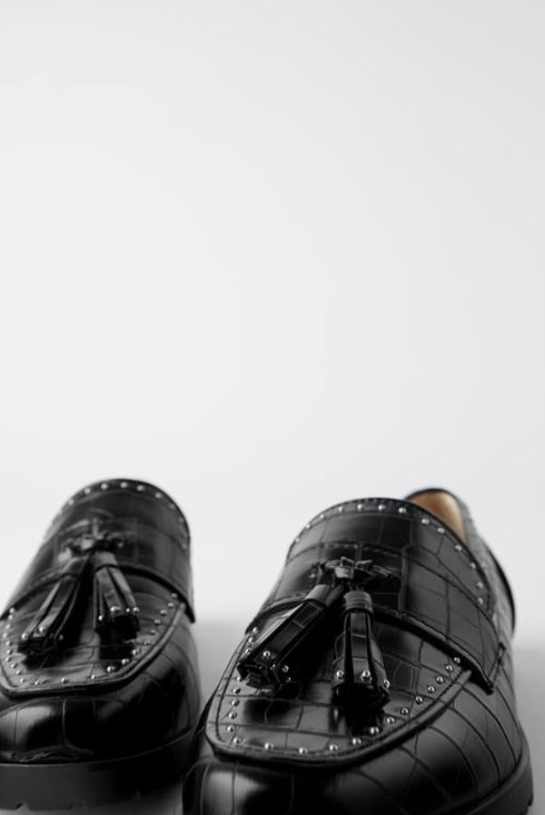 Ya los habíamos visto  en zapatos de tacón  y en botines, pero no esperábamos encontrar el estampado de cocodrilo en unos mocasines con borlas y suela track. Y una vez superada la sorpresa, nos encanta. Cuestan 35,95 euros y son de Zara.