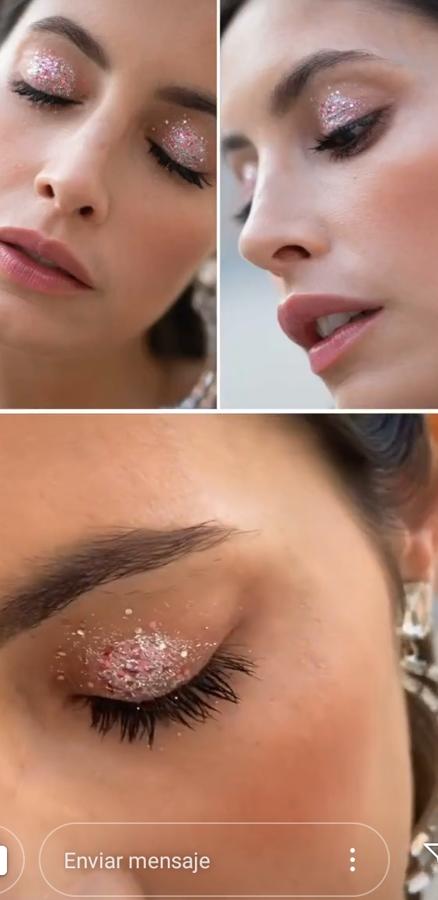 Si te vas a decantar por la purpurina, te recomendamos que antes de aplicarla en los párpados uses algún producto de textura cremosa que facilite su adhesión (prebase de ojos, gloss para ojos, vaselina...). En este caso, la influencer ha preferido un look de maquillaje sencillo y sin llegar a cubrir todo el párpado de purpurina para no recargar.