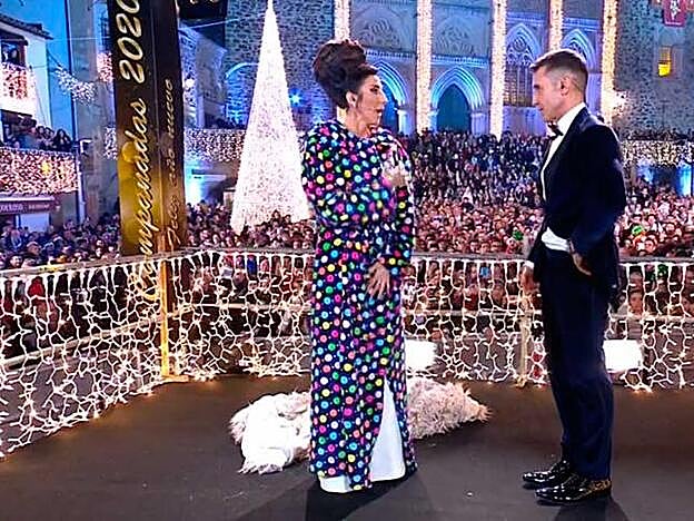 Paz Padilla ocultando su vestido bajo una bata de lunares de colores ante la mirada de Jesús Vázquez.