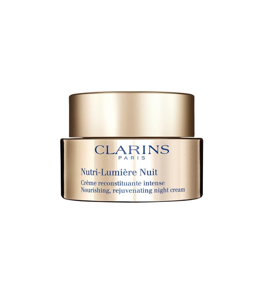 Previene un mal despertar con esta cura nocturna con fórmula de fusión e infusión que es perfecta para revitalizar y nutrir su piel y hacerla brillar al día siguiente. Incluye extracto orgánico de flores y la ecsina (molécula activa en la fruta) del castaño de indias, que afectan a la red de micronutrientes, aportando revitalización y refuerzo. (138 €).