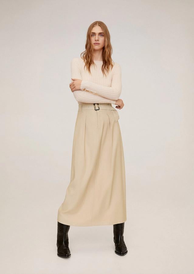 Entre las propuestas de Mango está esta falda midi en beige con diseño acampanado, cierre de botón y abertura en la parte posterior. Viene con cinturón extraíble a tono con hebilla rectangular en nácar. Cuesta 39,99 euros y está disponible entre las tallas S y XL.