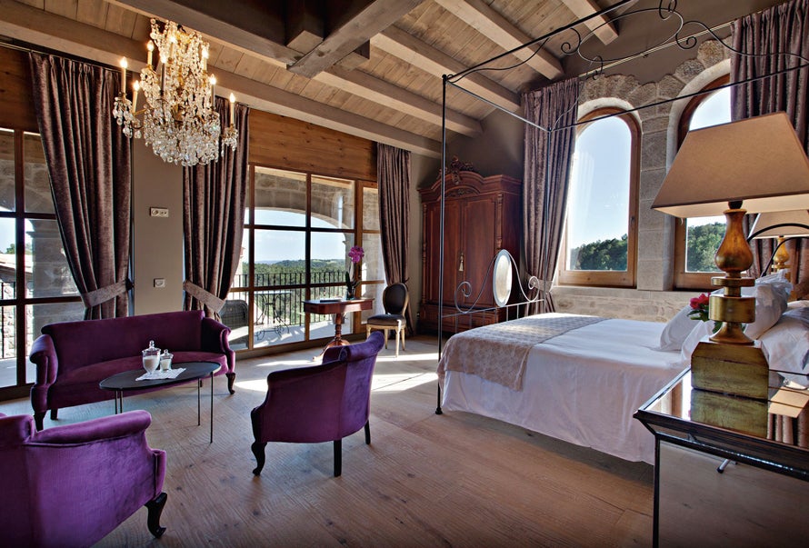 A las puertas del Pirineo catalán se encuentra esta masía familiar del siglo XI. Una construcción ubicada en un espectacular paraje natural de más de 300 hectáreas de prados, bosques de pinos y olivos centenarios que se tiñen de blanco en invierno. Un marco idílico para pasear.