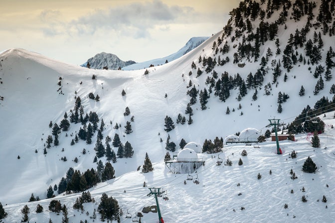 Subir en una máquina pisanieves o esquiando a última hora de la tarde, cenar a 1.800 m de altitud y despertarse rodeado por nieve. Esto es solo una parte de lo que ofrece esta experiencia especialmente pensada para enamorados del esquí.