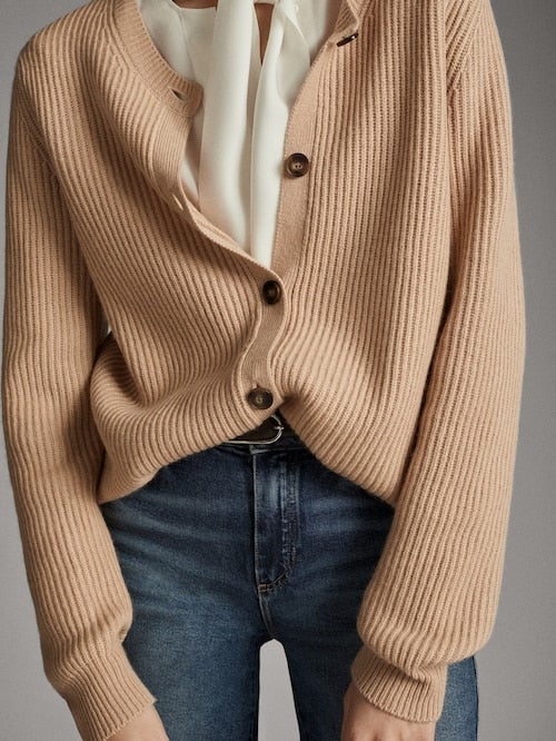 Cárdigan de punto canalé de Massimo Dutti. (59,95 euros).