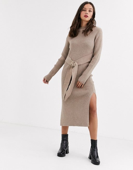 Vestido de punto con cinturón, una de las tendencias más cómodas y ponibles de la temporada. Es de la firma Moon River y puedes encontrarlo en ASOS. (52,49 euros).