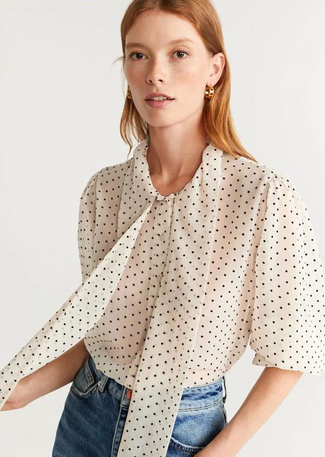 Blusa de lunares con lazada al cuello rebajada de 29,99 euros a 19,99 euros.