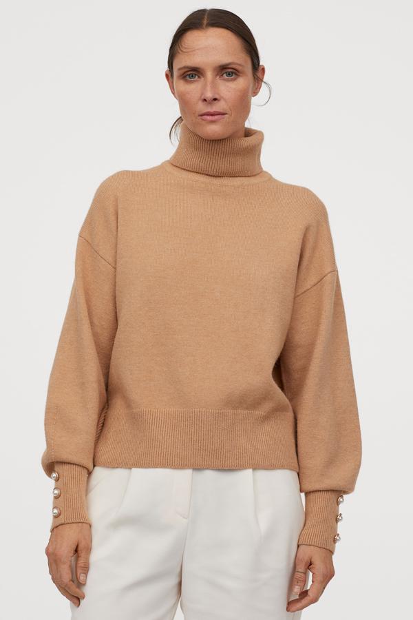 Un clásico jersey camel pero con detalle joya en las mangas gracias a los botones de perlas. Está a 19,99 mientras que, en temporada, costaba 24,99 euros.