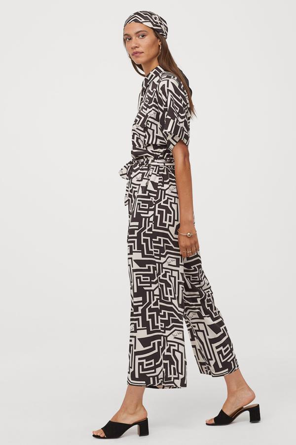 De la colección de Richard Allen para H&M nos gustaba todo ( y a las influencers, también ). A rebajas ha llegado este mono estampado en blanco y negro que costaba 39,99 y se ha quedado en 15,99 euros.