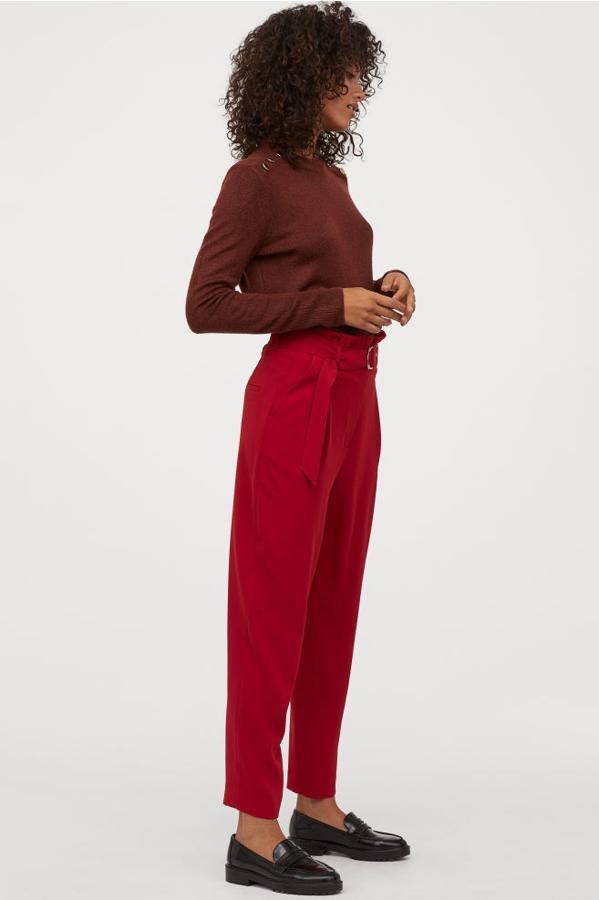 Pantalón paper bag rojo de H&M (15,99 euros).