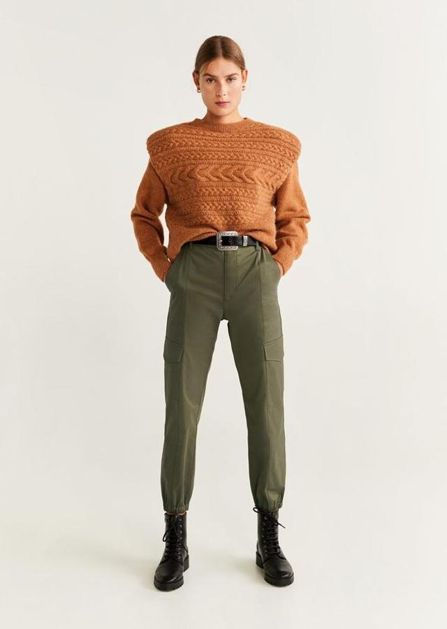 Pantalón cargo con bolsillo verde caqui de Mango (25,99 euros).