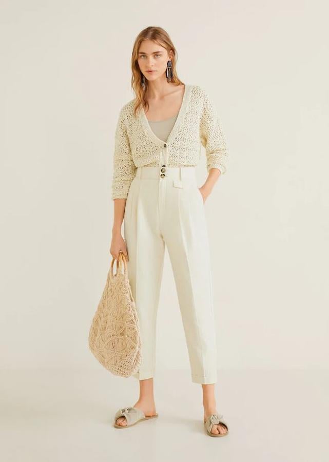 Pantalón blanco tobillero de talle alto de Mango (17,99 euros).