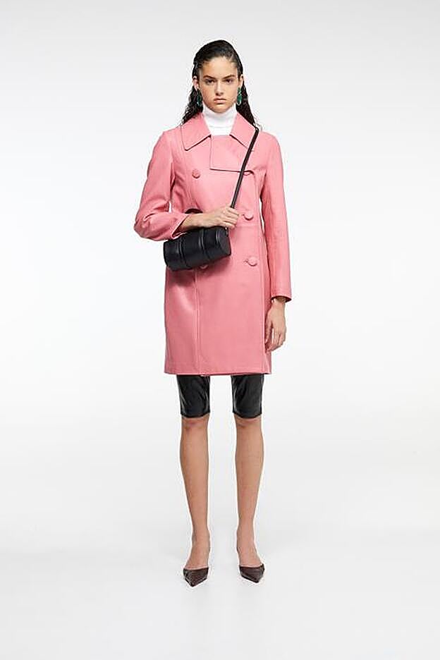 Efecto piel y rosa, pocos abrigos como este vas a encontrarte en la calle.