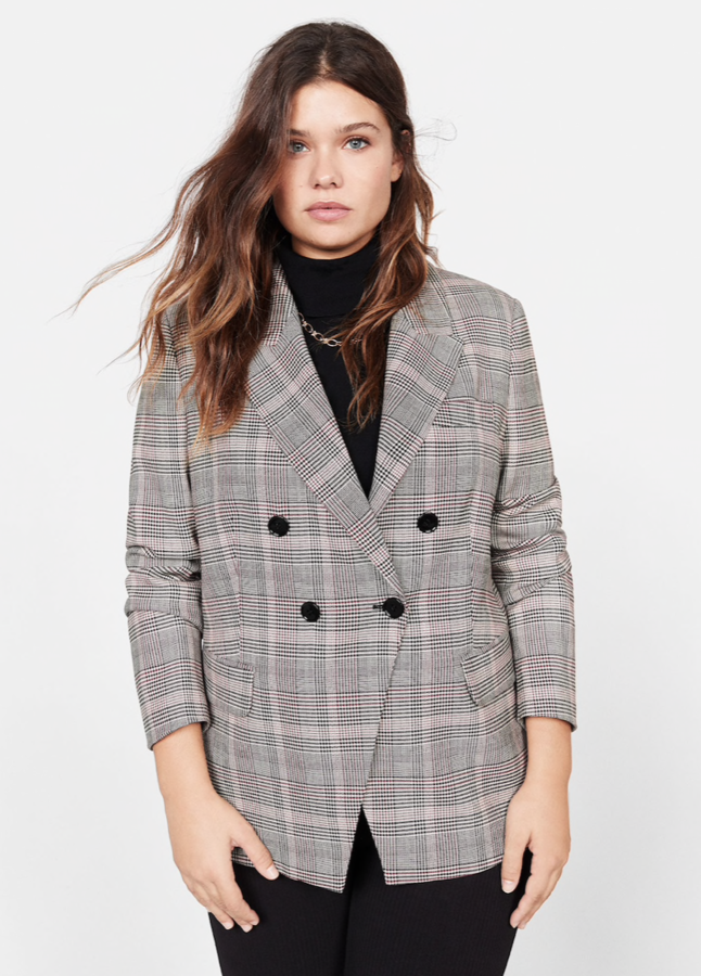 Diseño estructurado y midi con une stampado de cuadros fantástico en tonos rosa, cuello de solapa y dos bolsillos de solapa laterales. Lleva forro interior, doble botonadura y está rebajada hasta los 49,99 euros (costaba 79,99 euros).