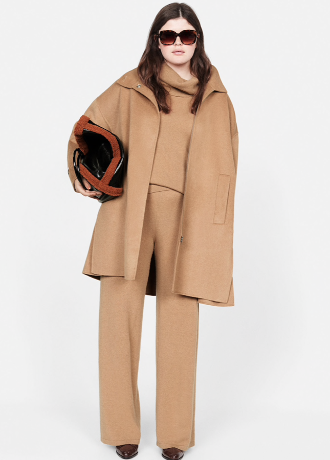 Imposible no aprovechar esta ocasión para hacerse con un conjunto cien por cien cashmere a precio rebajado. El pantalón de corte recto y cintura elástica costaba 99,99 euros pero en rebajas se queda en 69,99 euros. El jersey de cuello alto y desbocado costaba 99,99 euros y se queda también en 69,99 euros.