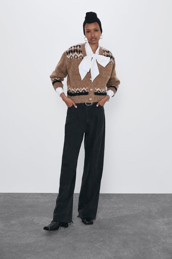 Chaqueta de punto marrón con bordados blancos y negros (29,95 euros).