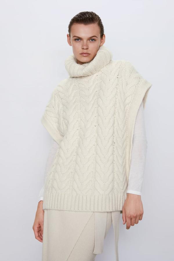 Chaleco de punto con cuello vuelto beige (29,95 euros).