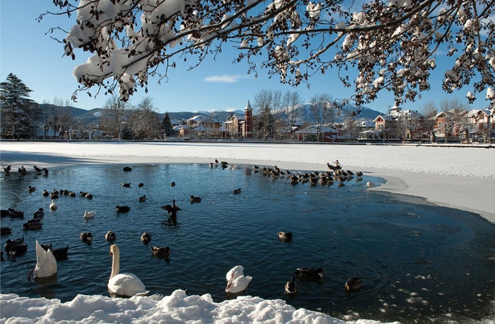Fue una casa particular hasta finales del siglo XX, y ahora es uno de los hoteles más singulares de toda la Cerdanya catalana. El impresionante lago que puedes ver desde sus ventanas, helado casi siempre de diciembre a marzo, es uno de sus atractivos.
