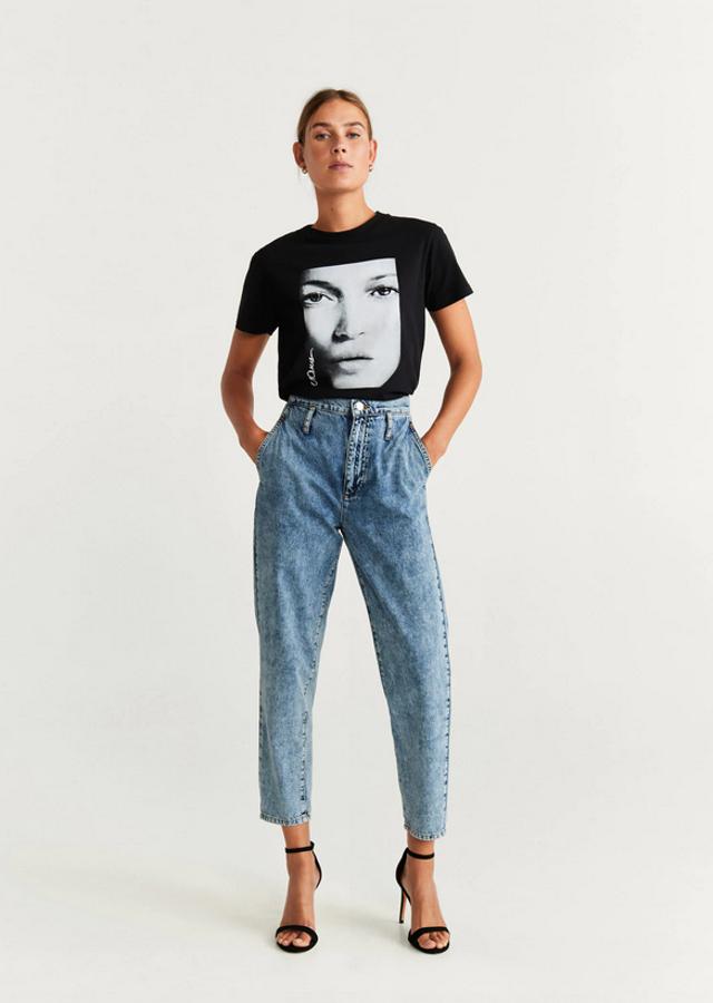 Si eres una amante de la moda y añoras los 90, Mango tiene la camiseta que quieres. Es negra, con la manga corta, y como motivo principal tiene el rostro de la top model Kate Moss. Está rebajada ya, cuesta 9,99 euros y se ha agotado en la talla XL.
