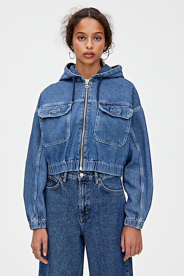 Cazadora cropped con capucha y bajo elástico de Pull&Bear.