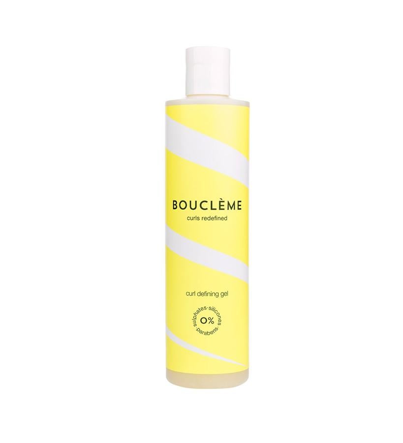 Dale un impulso al cabello rizado con esta fórmula liviana y profundamente hidratante que crea un velo sobre el cabello para agregar cuerpo y rebote. Brindando control del encrespamiento durante todo el día, el gel define y da forma sin esfuerzo a los rizos, al tiempo que mejora el brillo y suaviza los mechones desde la raíz hasta las puntas. Sin residuos grasos, descamación o pegajosidad. (17,50 €).