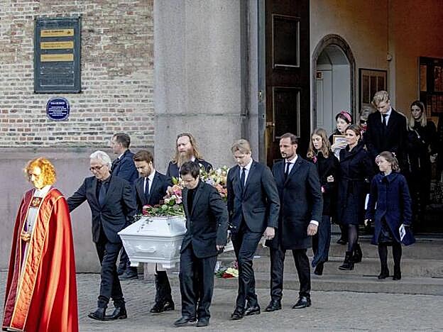 El féretro de Ari Behn junto a su familia.