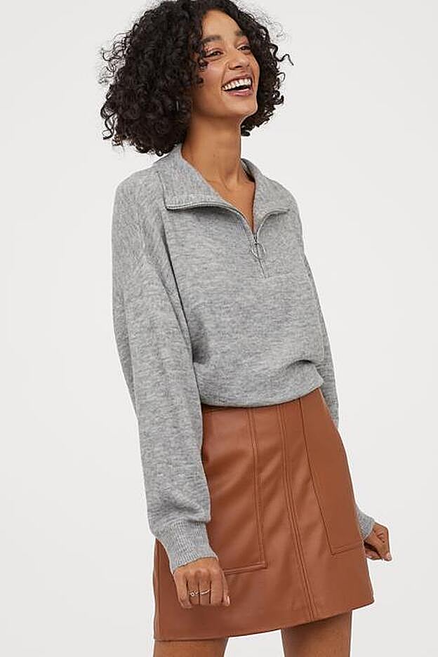 En punto y con cuello alto de cremallera, todo un acierto.