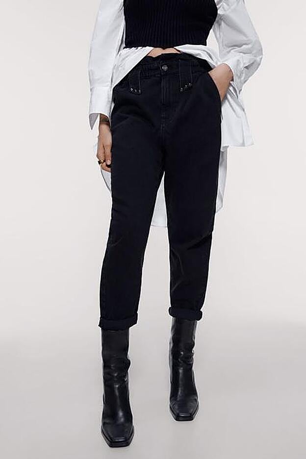 El paperbag en su versión denim con adornos de tachas. Un must casual.