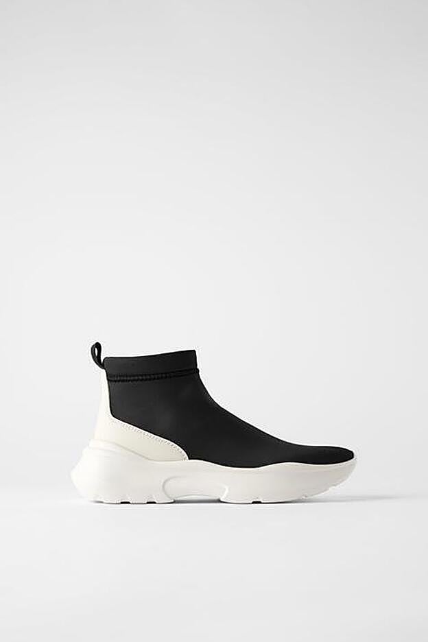 La firma de Inditex ha versionado las deportivas botín más deseadas de la temporada