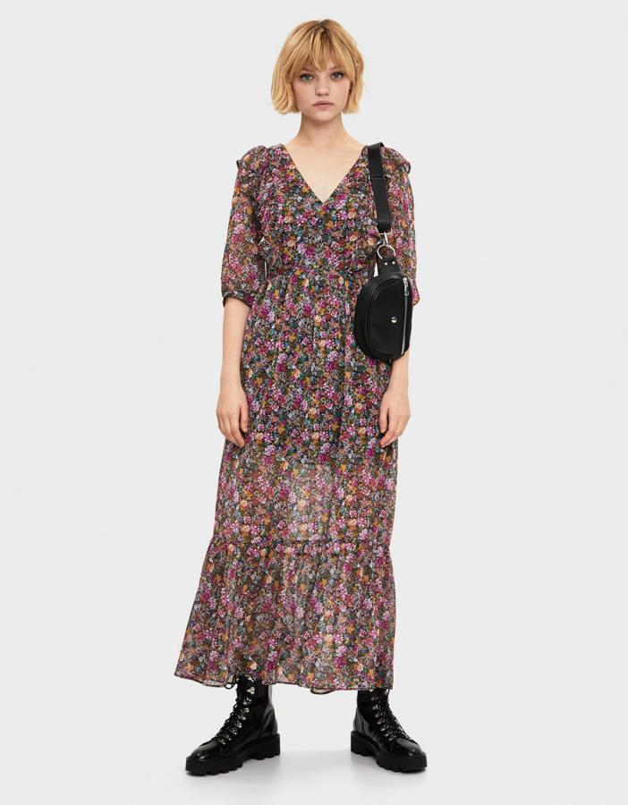 Para las amantes de los volantes Bershka tiene en cuatro tallas, de la XS a la L, este vestido largo con cuello de pico y manga tres cuartos abullonada. En tonos marrones y berenjena, tiene volantes en la pechera y a lo largo de toda la falda. Cuesta 39,99 euros.