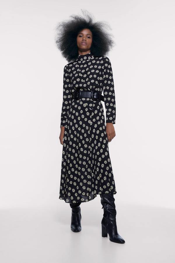 Para aquellas que buscan un vestido negro con motivos alegres, Zara este tiene este vestido de cuello subido con estampado de margaritas, que ponen la nota de color. Cuesta 49,95 euros y está disponible en seis tallas, desde la XS a la XXL.
