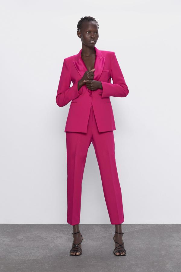 Puede que sea un color un poco atrevido para tus looks de oficina, pero lo cierto es que esta blazer smoking de Zara en fucsia con cuello satinado es una delicia. Cuesta 49,95 euros y está disponible entre las tallas XS a XL.