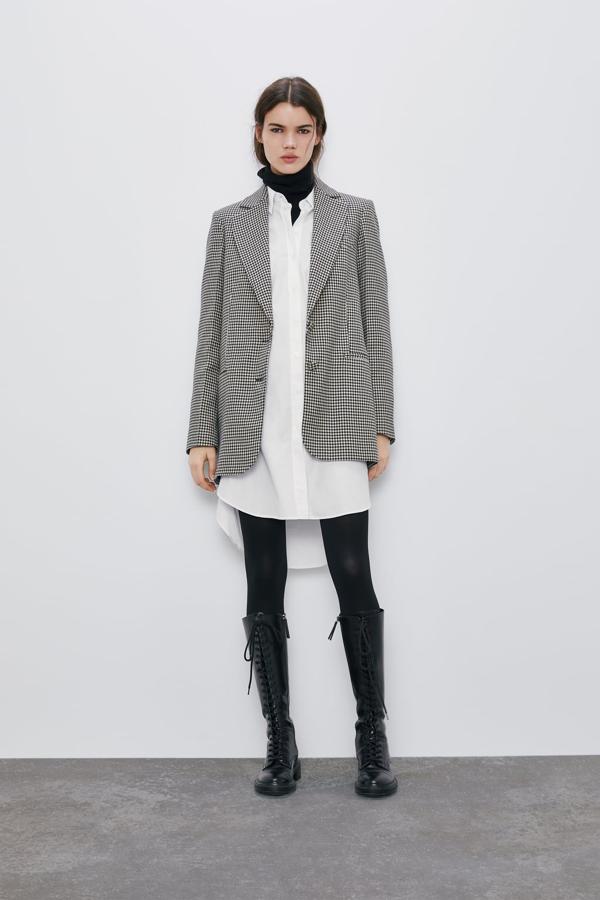 A pesar de que el estampado pata de gallo ha pegado con fuerza esta temporada, el cuadro de Vichy perdura, y esta blazer de Zara es prueba de ello. Con fondo en color arena, botones forrados a tono y bolsillos de doble vivo, cuesta 69, 95 euros y está disponible en las tallas XS-S y M-L.