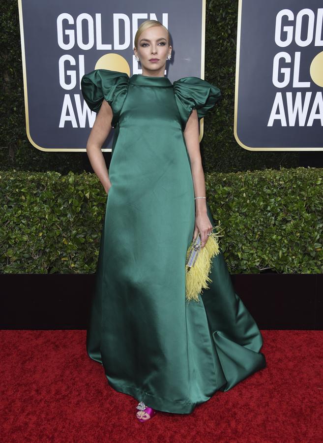 La protagonista de Killing Eve, Jodie Comer, lució un vestido en verde esmeralda de Mary Kantrantzou y lo acompañó con un clutch de Jimmy Choo.