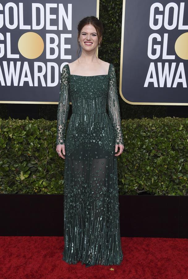 Rose Leslie apareció en la alfombra roja de la mano de su marido Kit Harington, luciendo un vestido verde con bordados de lentejuelas y abalorios de Elie Saab.