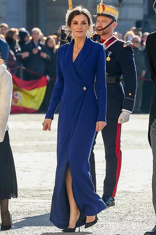 La abertura del vestido nos ha dejado ver los preciosos salones de la Reina en azul marino.