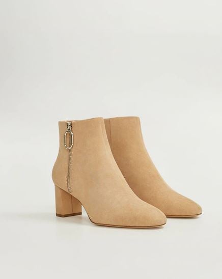 Botines de ante en color crema de Mango. (39,99 euros).