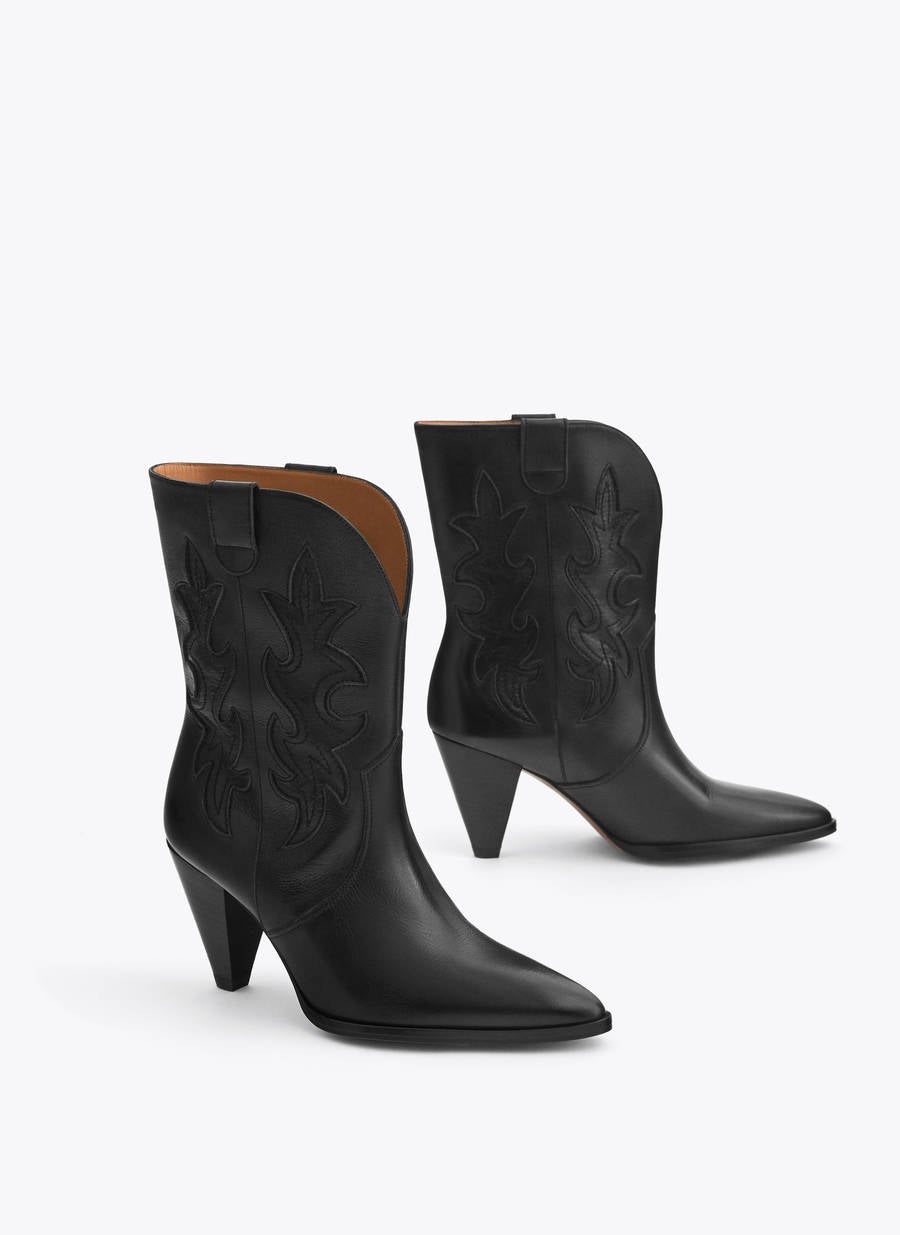 Botines cowboy con bordados de Uterqüe. (89,95 euros).