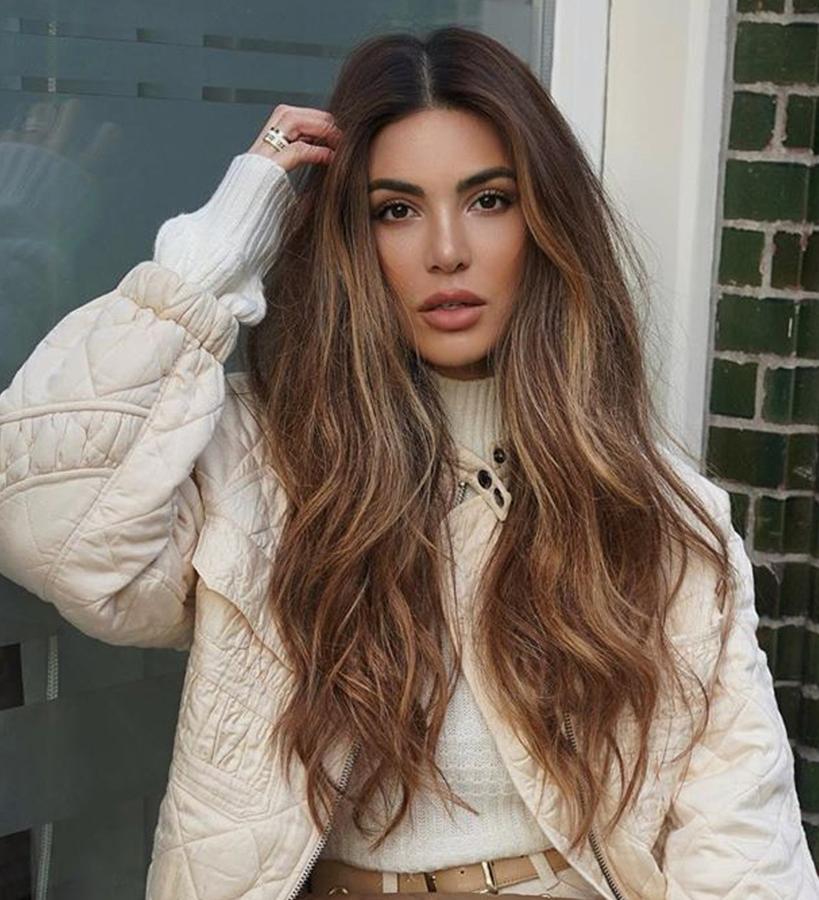 Larga, con mucho movimiento y brillante. Estos son los tres adjetivos que deben acompañar a una melena de largo infinito. La raya en medio es la que más pega y el peinado puede ser tanto liso como ondulado o rizado; depende tanto de tus gustos como de la ocasión.