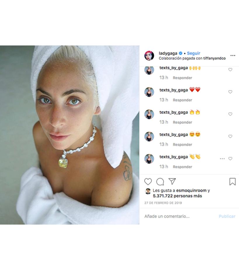 La cantante y actriz, de 33 años, que sobre el escenario luce más adornos que un árbol de navidad barroco, se ha desprendido en muchas ocasiones de todo artificio en sus fotos de instagram. Con esta foto Lady Gaga arrancó más de cinco millones de likes.