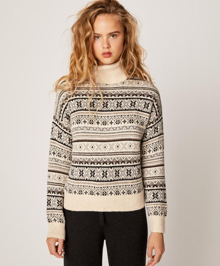 En Oysho son expertos en prendas cómodas que igual te sirven para estar en casa que para salir a la calle. Este modelo, con grecas clásicas sobre un fondo beige, cuesta 25,99 euros en las rebajas (antes estaba a 29,99).