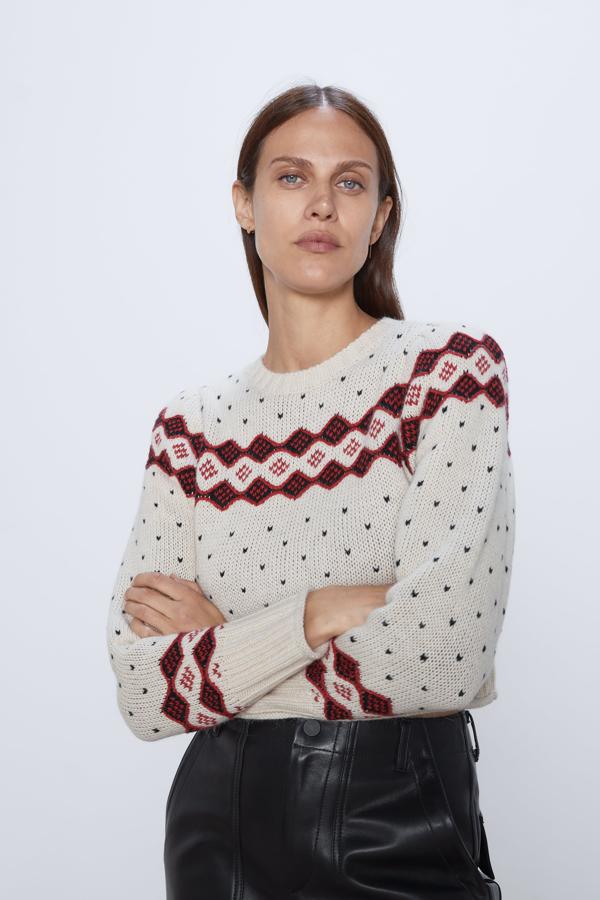 Si te apetece algo más sencillo y con unos colores más vistosos, este de Zara en tonos rojos y blancos le dará algo de alegría a tu look. Está rebajado y se ha quedado en 19,99 euros. En temporada eran 29,95.