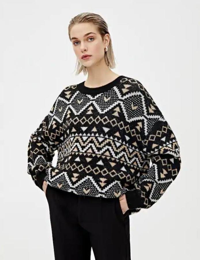 La inspiración años 90 es la especialidad de esta firma y este oversize con grecas nos ha enamorado. Es de nueva colección y  cuesta 29,99 euros .