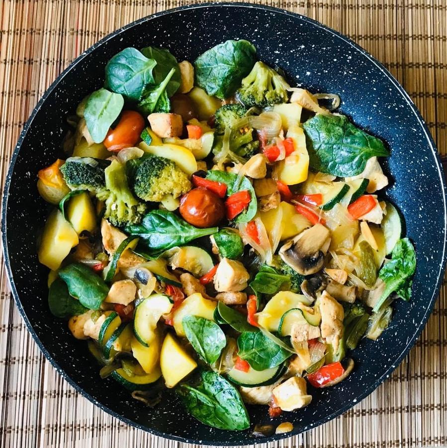 Ingredientes:1 cebolla2 dientes de ajos1 pimiento verde1 pimiento rojo3 champiñonesTomates cherryEspinacas1 patataBrócoli1 pechuga de pollo3 cdas salsa soja1/2 cdta de aceite de sésamo1/2 cdta de vinagre de arroz1 cdta de maicena1/2 vaso de caldo de polloSalAOVEPreparación:- Rehogar la cebolla con los pimientos, cuando casi estén añadimos los champiñones laminados y el calabacín a rodajas, seguimos rehogando hasta que estén tiernos.- El brócoli y la patata la hago en el microondas en 5 minutos, una vez estén se lo añado al resto.- Cortamos el pollo a dados y sofreímos con los dientes de ajos, hasta que esté dorado.Lo mezclamos con el resto.- Para la salsa/ aliño en un bol ponemos la soja, el aceite de sésamo, caldo de pollo, el vinagre de arroz y la maicena y mezclamos.- En la sartén ya con todo le ponemos por último las espinacas y los tomates y rehogamos un poco, le vertemos la salsa y que reduzca un poco, espesa rápido, y sazonar a gusto.