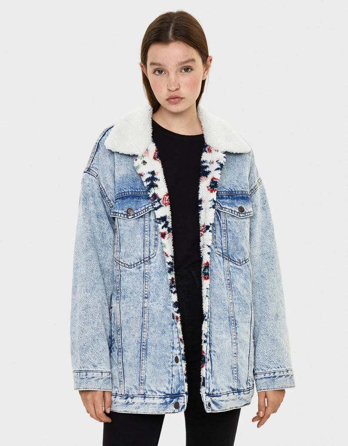 Hay  cazadoras denim  que nos encantan y esta es una de ellas. Con borrego estampado en las solapas, antes de las rebajas costaba 39,99 euros y ahora está en 24,99.